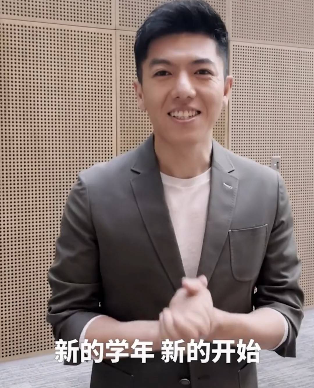房兵聚焦热点话题，最新解读与探讨的节目主持时刻