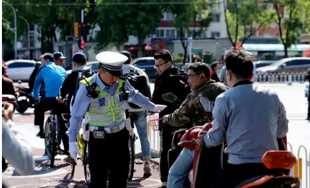 最新带头盔规定，安全意识提升，保障公众安全